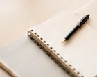 Offenes Notizbuch mit Stift